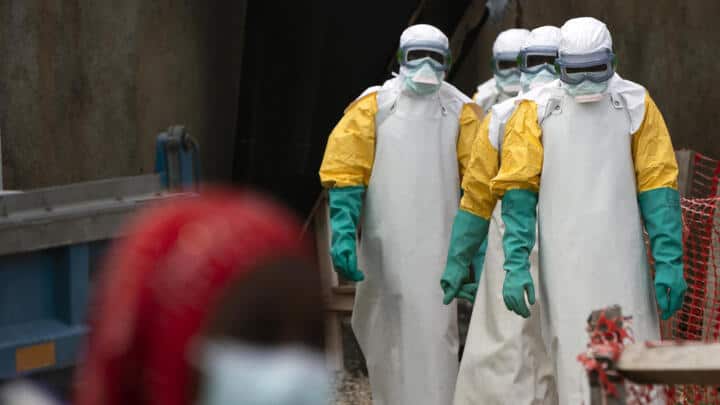 La Namibie renforce sa vigilance épidémiologique et intensifie la surveillance de ses frontières pour lutter contre Ebola Des voyageurs sont soumis à un contrôle à un poste-frontière en Namibie dans le cadre des mesures de prévention contre le