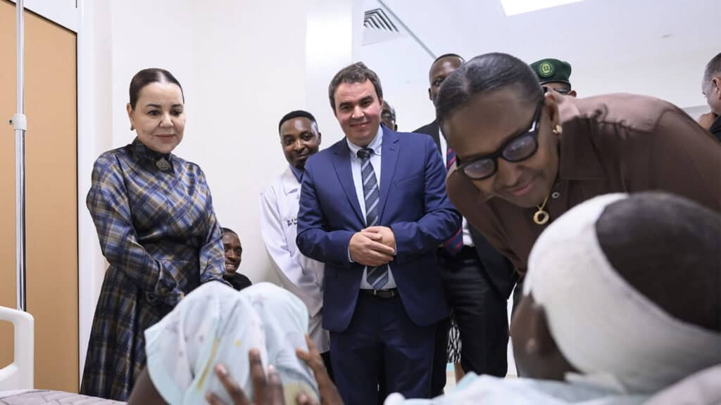 للا أسماء تفتتح أول مركز للسمع في رواندا وتطلق المرحلة الخامسة الأميرة للا أسماء والسيدة الأولى الرواندية جانيت كاغامي خلال تدشين مركز السمع في كيغالي