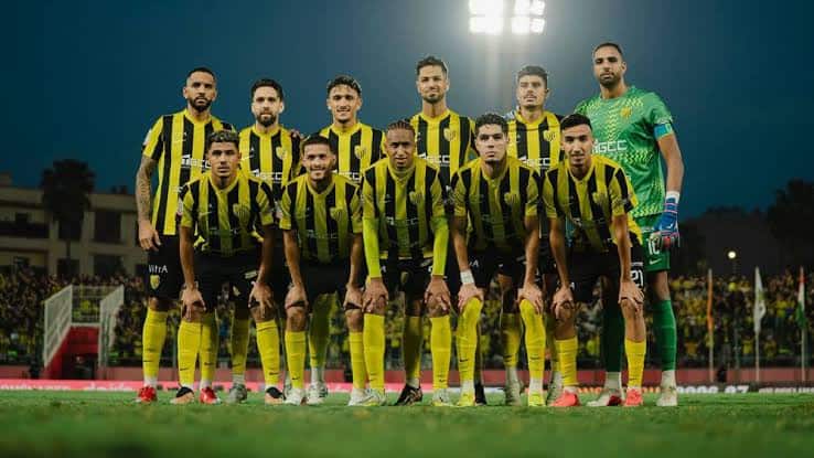 Le Maghreb de Fès bat l’ASIC Mimouza grâce à un but décisif et se qualifie pour la phase de groupes Les joueurs du Maghreb de Fès célèbrent leur qualification pour la phase de groupes après leur victoire contre l'ASEC Mimosas