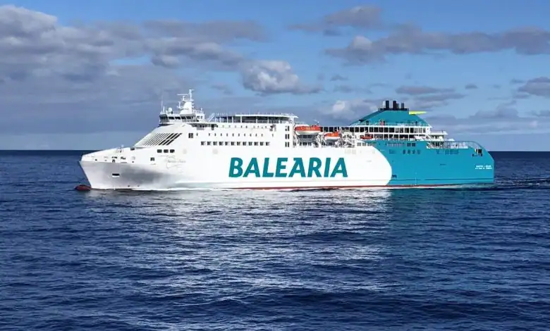 باليريا تخطط لتشغيل أول خط بحري كهربائي بين طنجة وطريفة في 2027 عبارة كاتاماران كهربائية تابعة لشركة باليريا أثناء تعويمها استعدادا لخط طنجة المدينة وطريفة