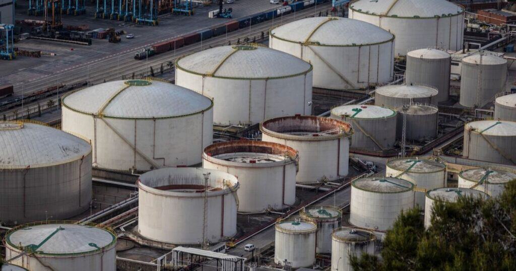 الولايات المتحدة تتصدر موردي المغرب من المنتجات النفطية بحراً ناقلة نفط ترسو في ميناء مغربي قرب صهاريج تخزين المنتجات النفطية