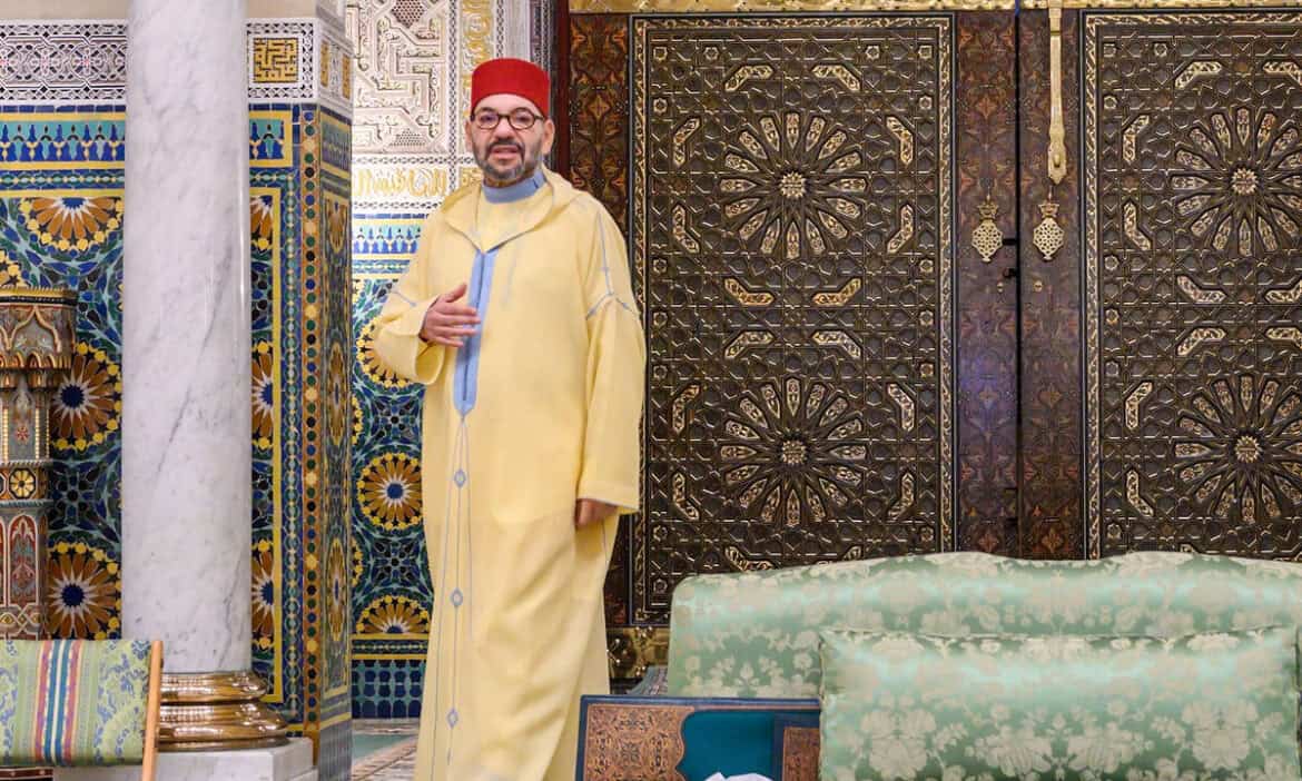 الملك محمد السادس يؤدي صلاة العيد بمسجد أهل فاس بالرباط