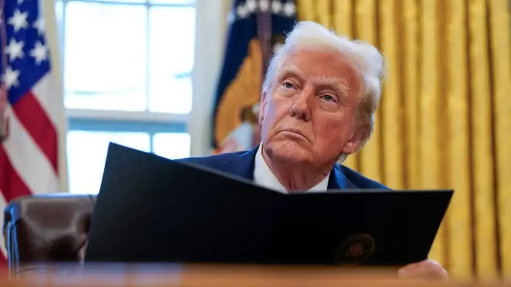 Bloomberg : L’économie mondiale menacée par les nouveaux tarifs douaniers prévus par Trump بلومبرغ: رسوم ترامب تهدد الاقتصاد العالمي وتزيد الغموض التجاري