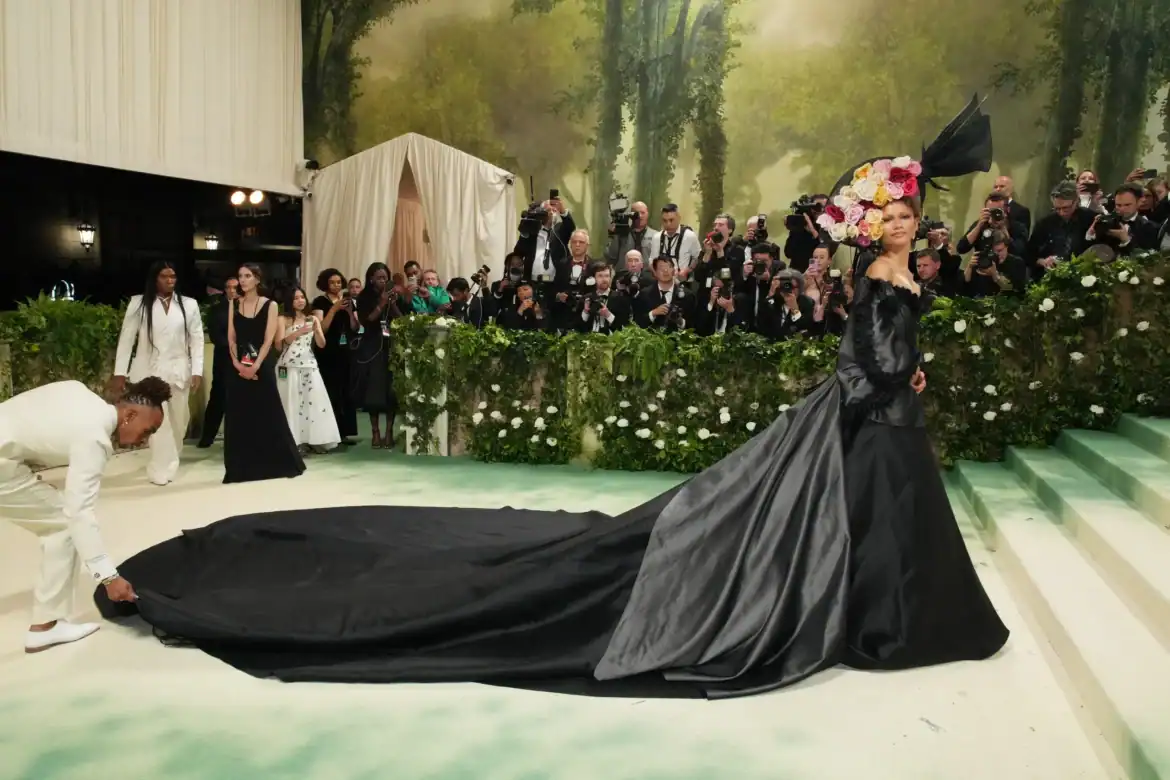 ميت غالا 2025 يحتفي بالأناقة السوداء والتفصيل الراقي