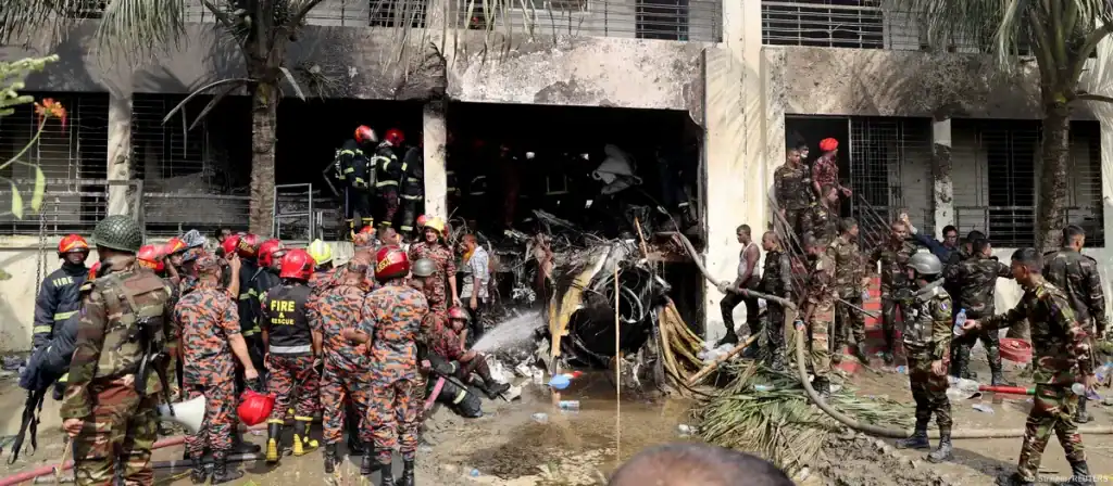 Catastrophe aérienne au Bangladesh : Un avion militaire s’écrase sur une école et fait 27 morts, dont 25 enfants. حطام طائرة في بنغلاديش
