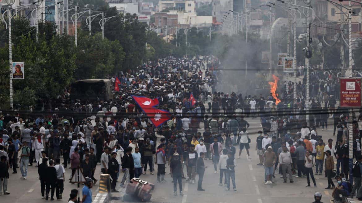 نيبال تلغي حظر شبكات التواصل بعد مقتل 19 شخصًا في احتجاجات