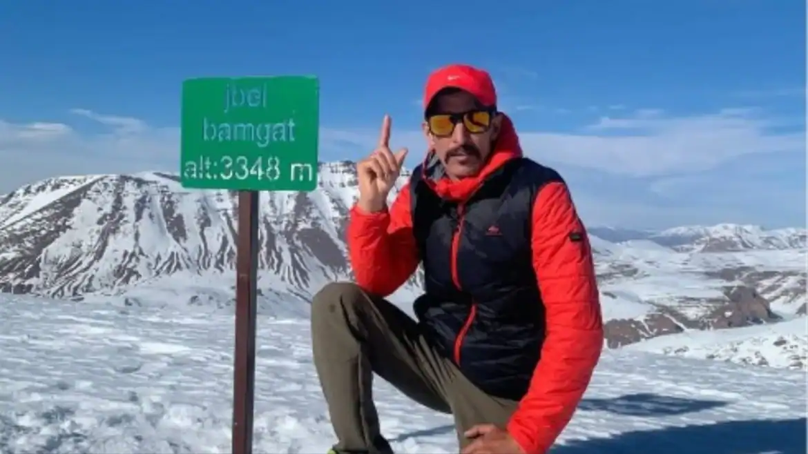متسلق مغربي يعانق 300 قمة ويُحيي جبال المغرب